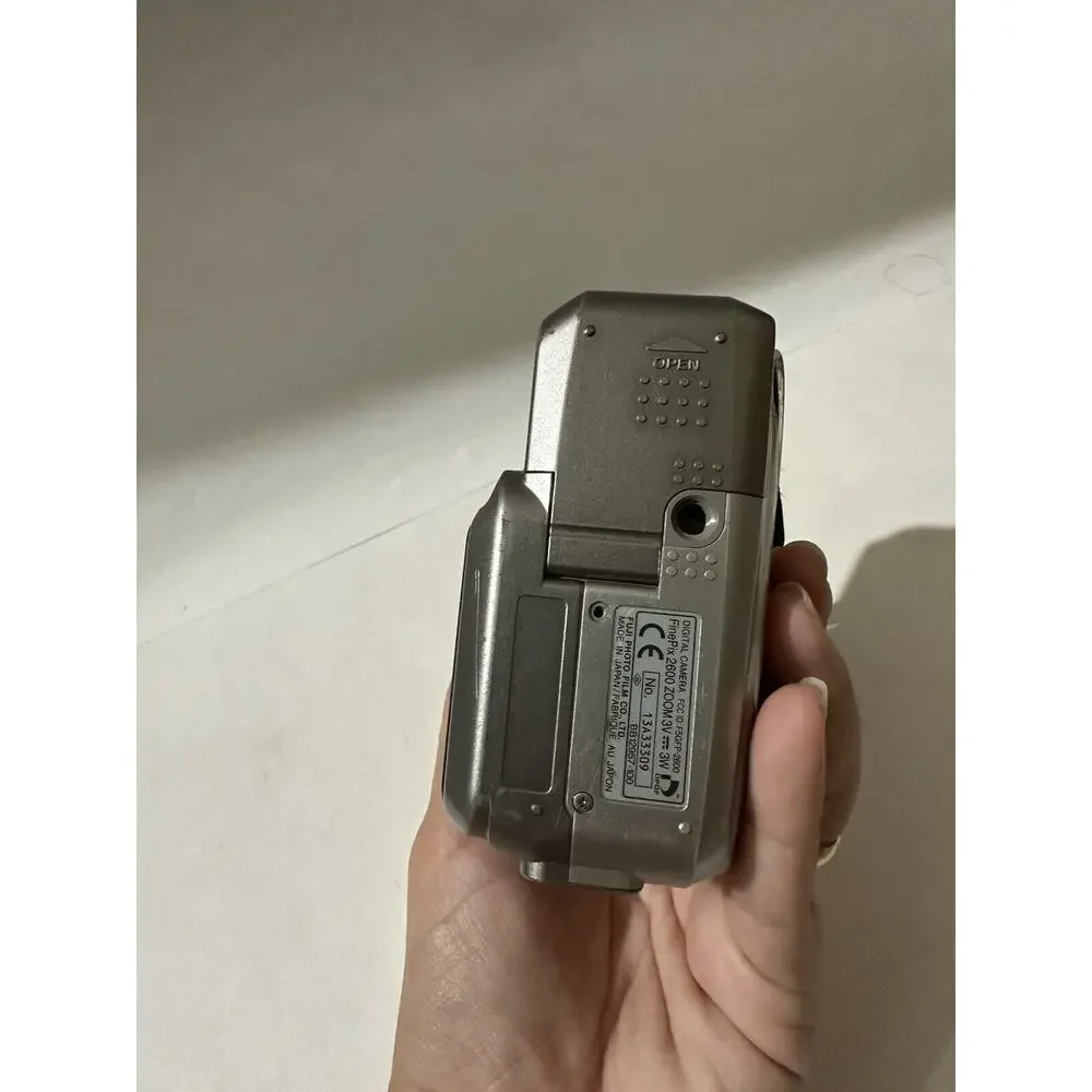 Fujifilm Digital Camera‎ FinePix 2600 Zoom 2.0MP Silver For Parts Repair ONLY